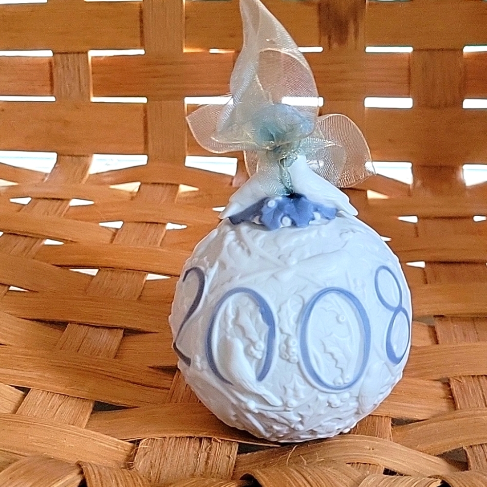 2008 LLADRO CHRISTMAS BALL W/TWO BEAUTIFUL DOVES ON TOP!